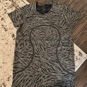 Lululemon Athletica black & grey tiger swiftly 8